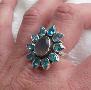 Zilveren ring met facet Labradoriet en blauwe Topazen 17.5 mm